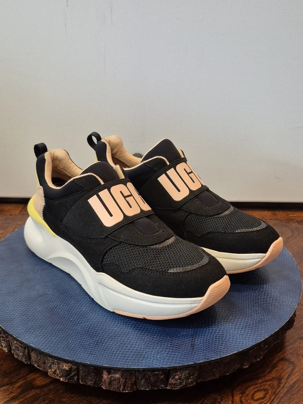 UGG